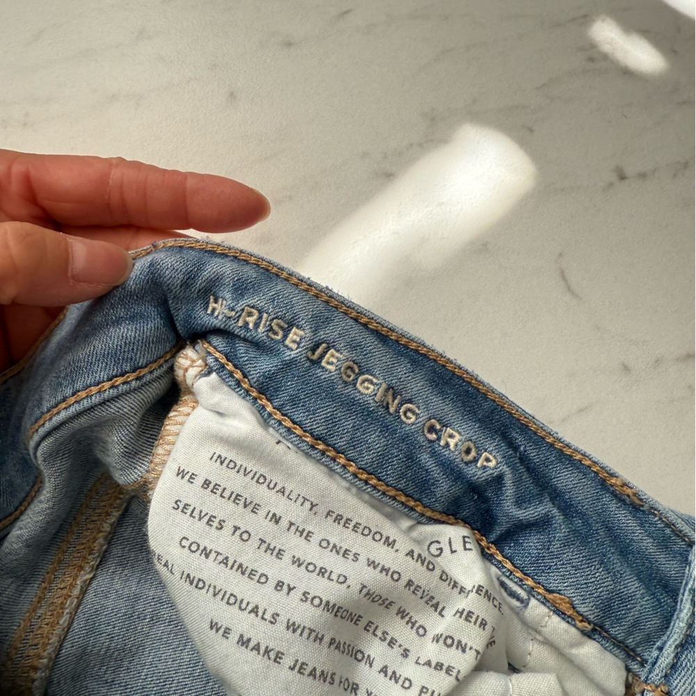 AMERICAN EAGLE Light wash ripped high rise cropped jeggings; size 2 Short - Picture 4 of 6